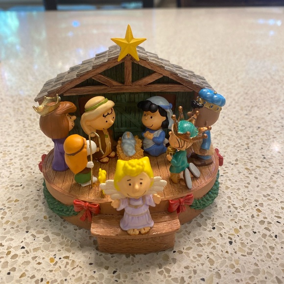 Hallmark Peanuts Musical Nativity Scene. The Peanuts Gang Christmas decoration. - Picture 2 of 6